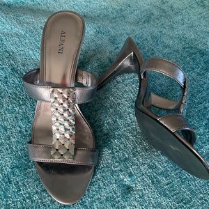 Alfani Gunmental Silver T-Strap Heeled Sandal 7.5